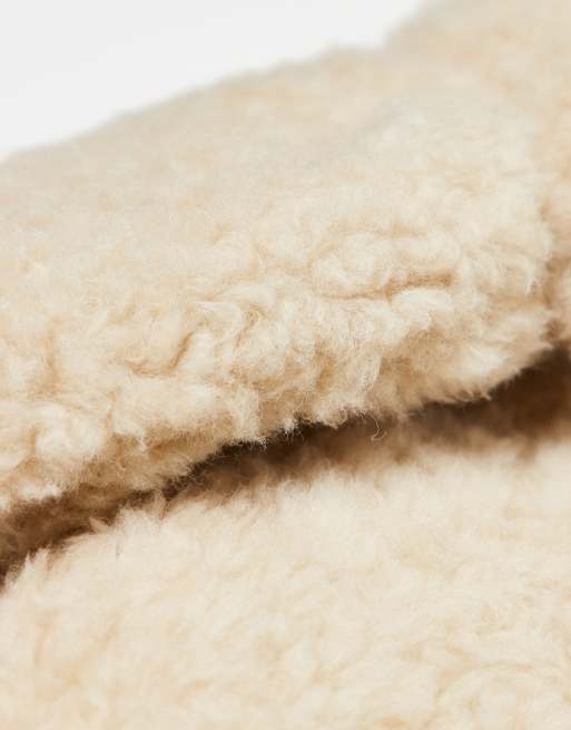 ARKET - Manopole premium in misto lana e montone sintetico color crema, 2 di 3