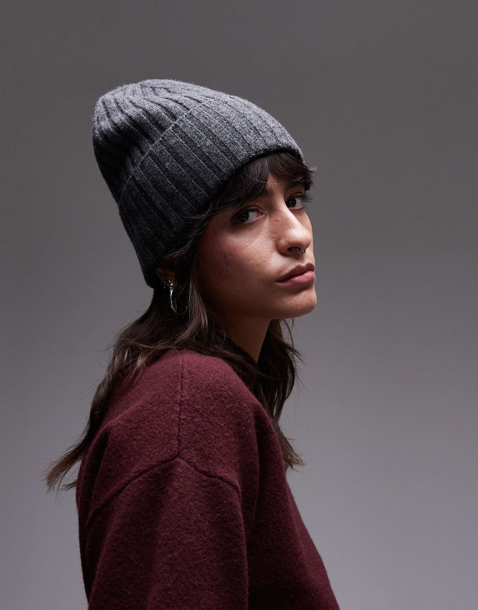 Шапочка-бини в рубчик из двойной складки шерсти мериноса ARKET темно-серого меланжа