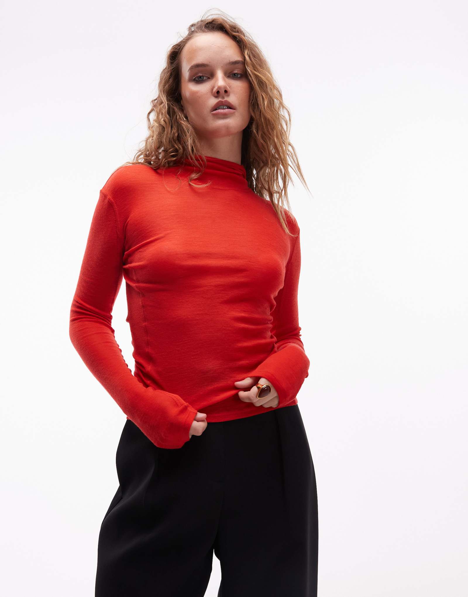 Вязаный топ с длинными рукавами и капюшоном из мериносовой шерсти ARKET красного цвета