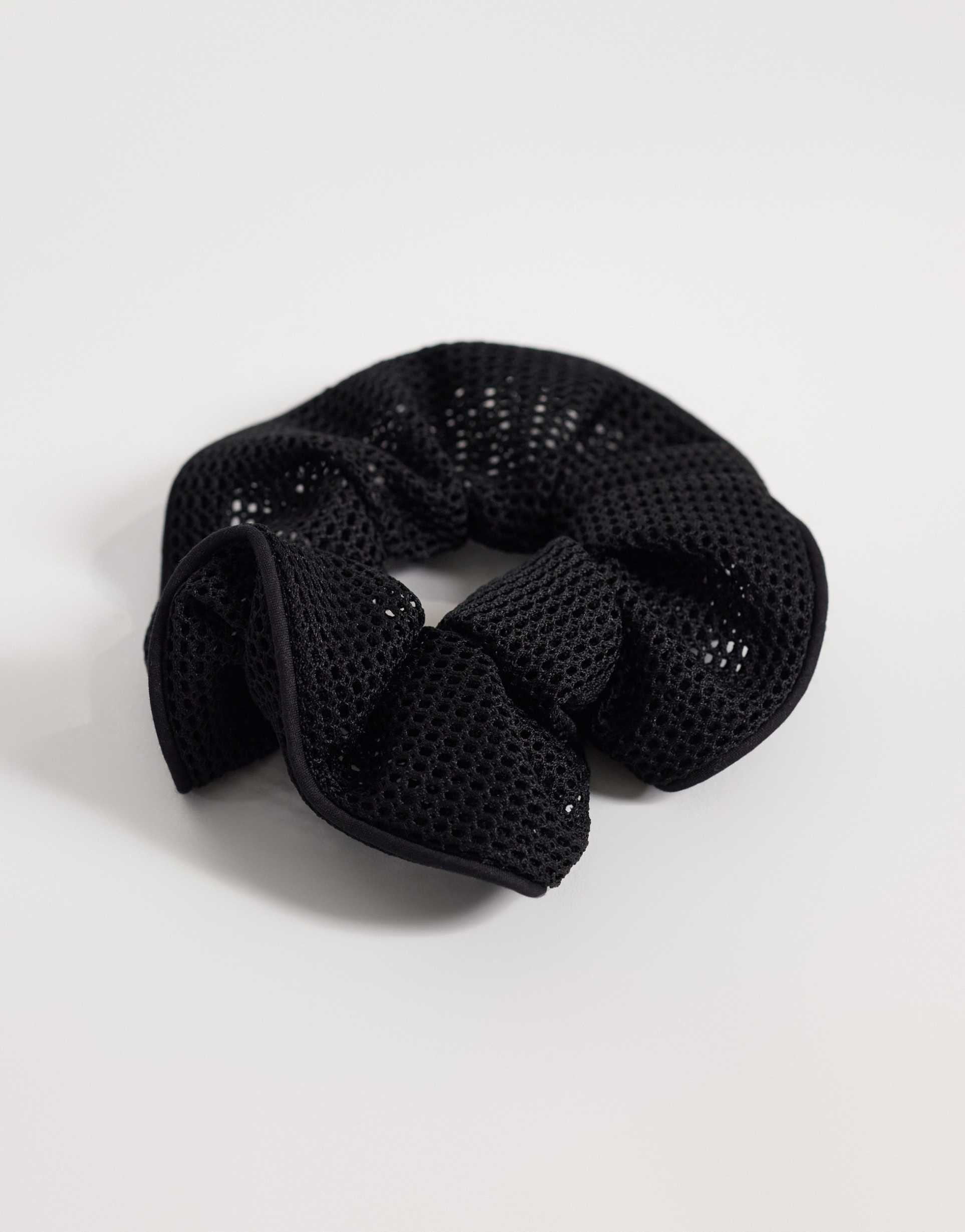 arket mesh scrunchie in black