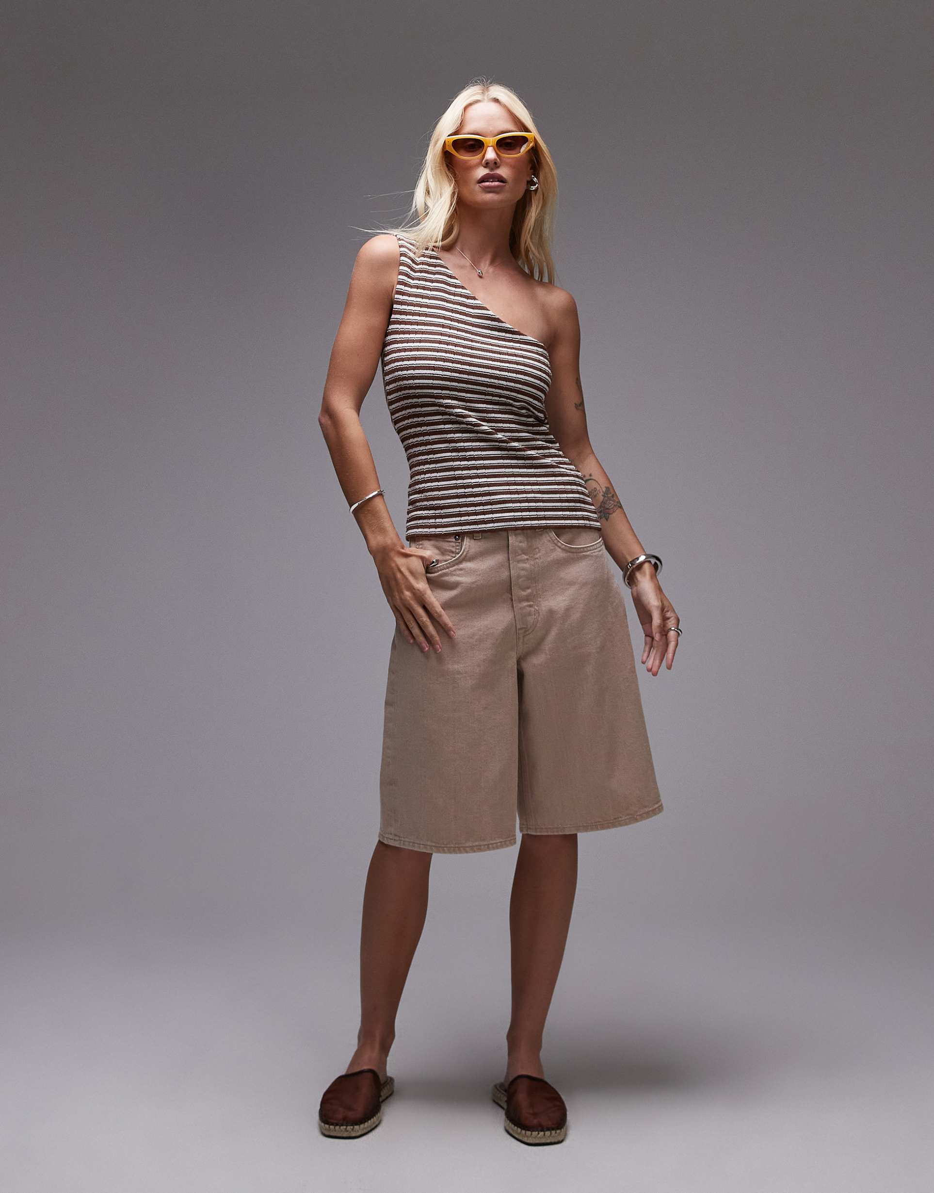 arket mid waist five pocket loose denim twill shorts in sand