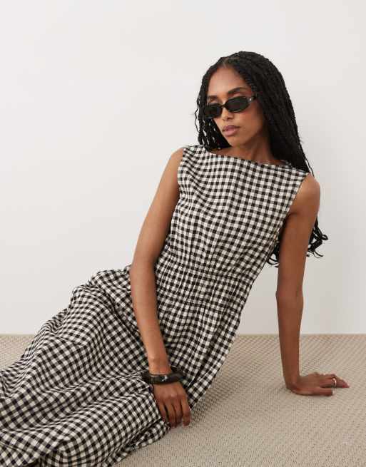 ARKET midi-kjole i bomuldsrig seersucker med markeret talje og sort gingham-tern, 2 af 4