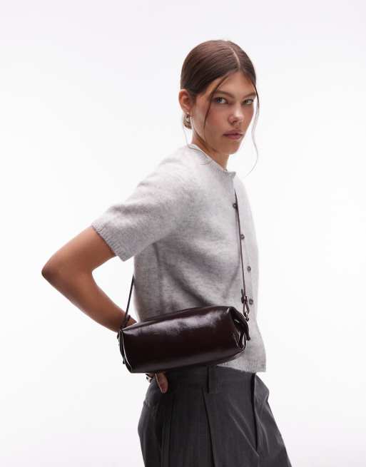 ARKET – Miękka mała skórzana torebka crossbody w bordowym kolorze