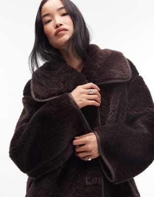 ARKET - Oversize-Jacke in Braun aus Lammfellimitat mit Kontrasteinfassung-Brown