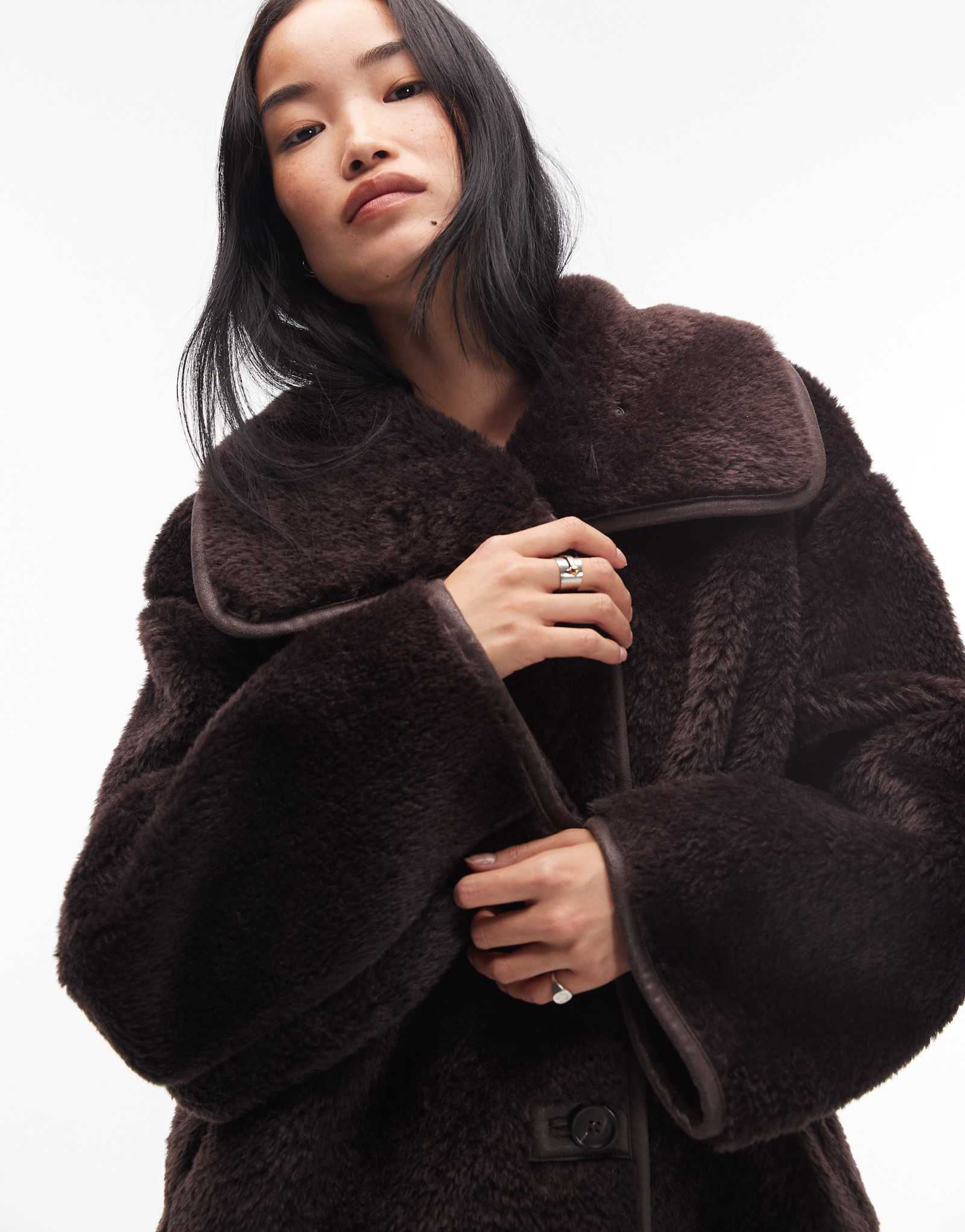 Куртка ARKET oversize из искусственной овечьей шерсти коричневого цвета с контрастной окантовкой 