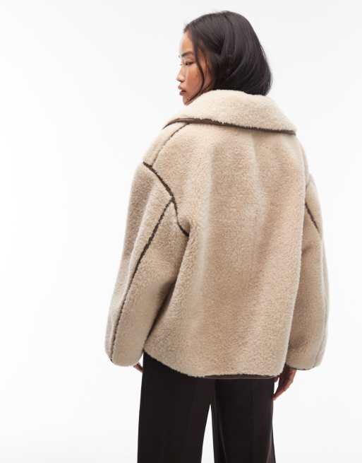 ARKET - Oversized jack van imitatie-schapenvacht in lichtbeige met contrasterende bruine biezen , 2 van 4