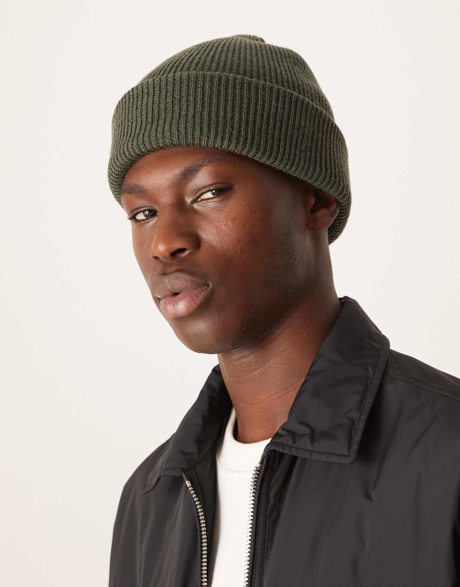 Темно-зеленая шапочка в рубчик ARKET premium