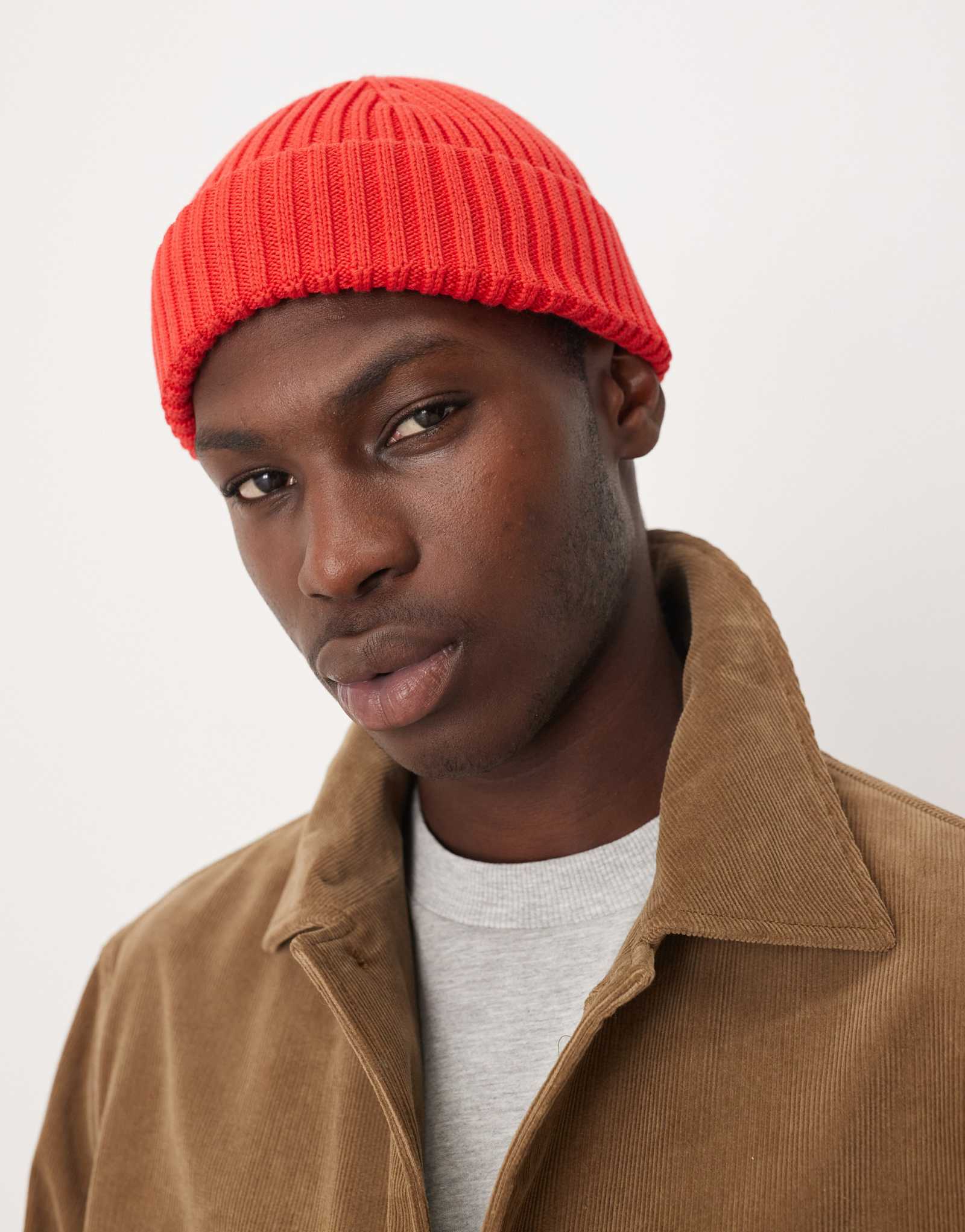 Короткая шапочка-бини в рубчик ARKET premium темно-красного цвета