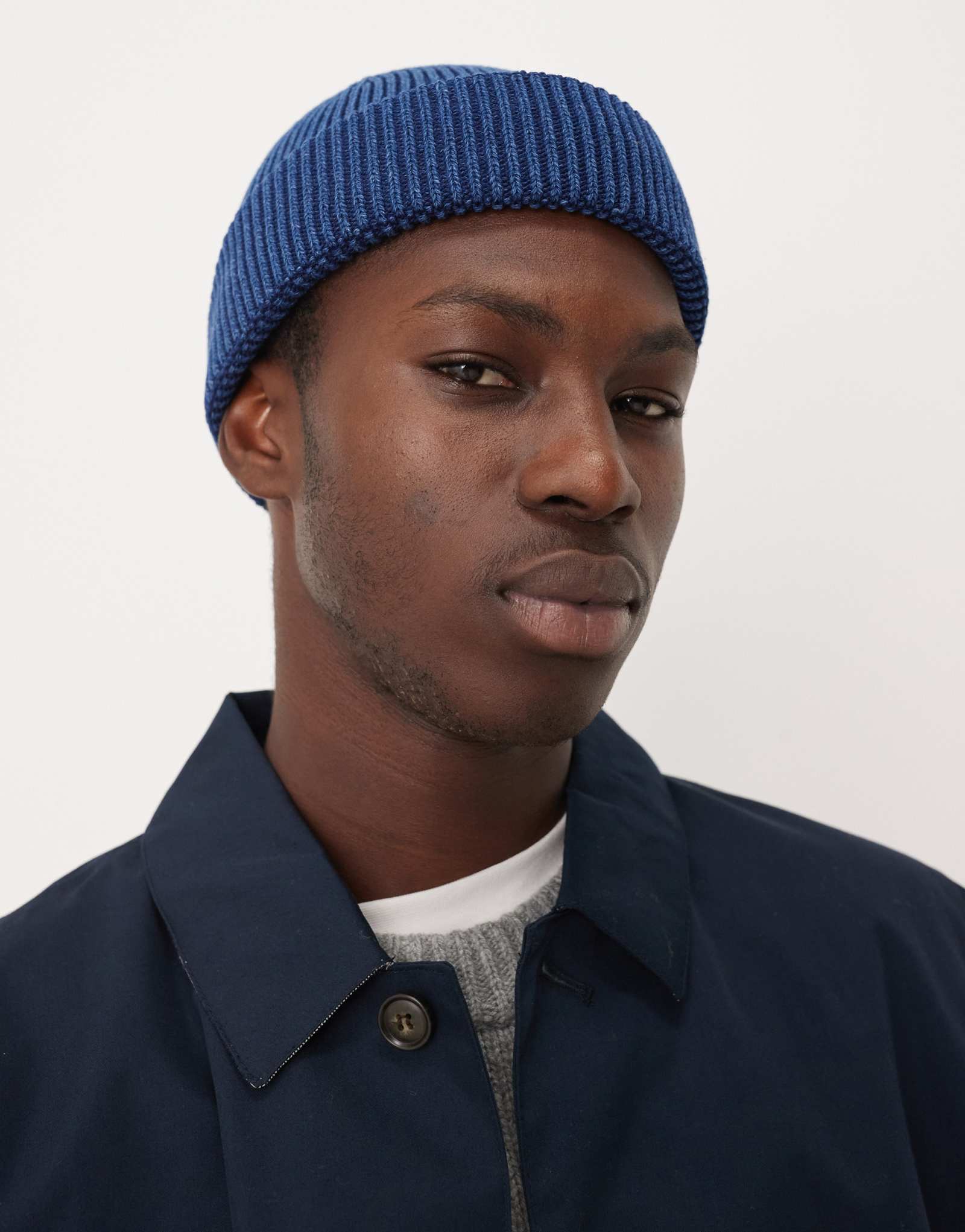 Короткая шапочка-бини в рубчик ARKET premium цвета индиго