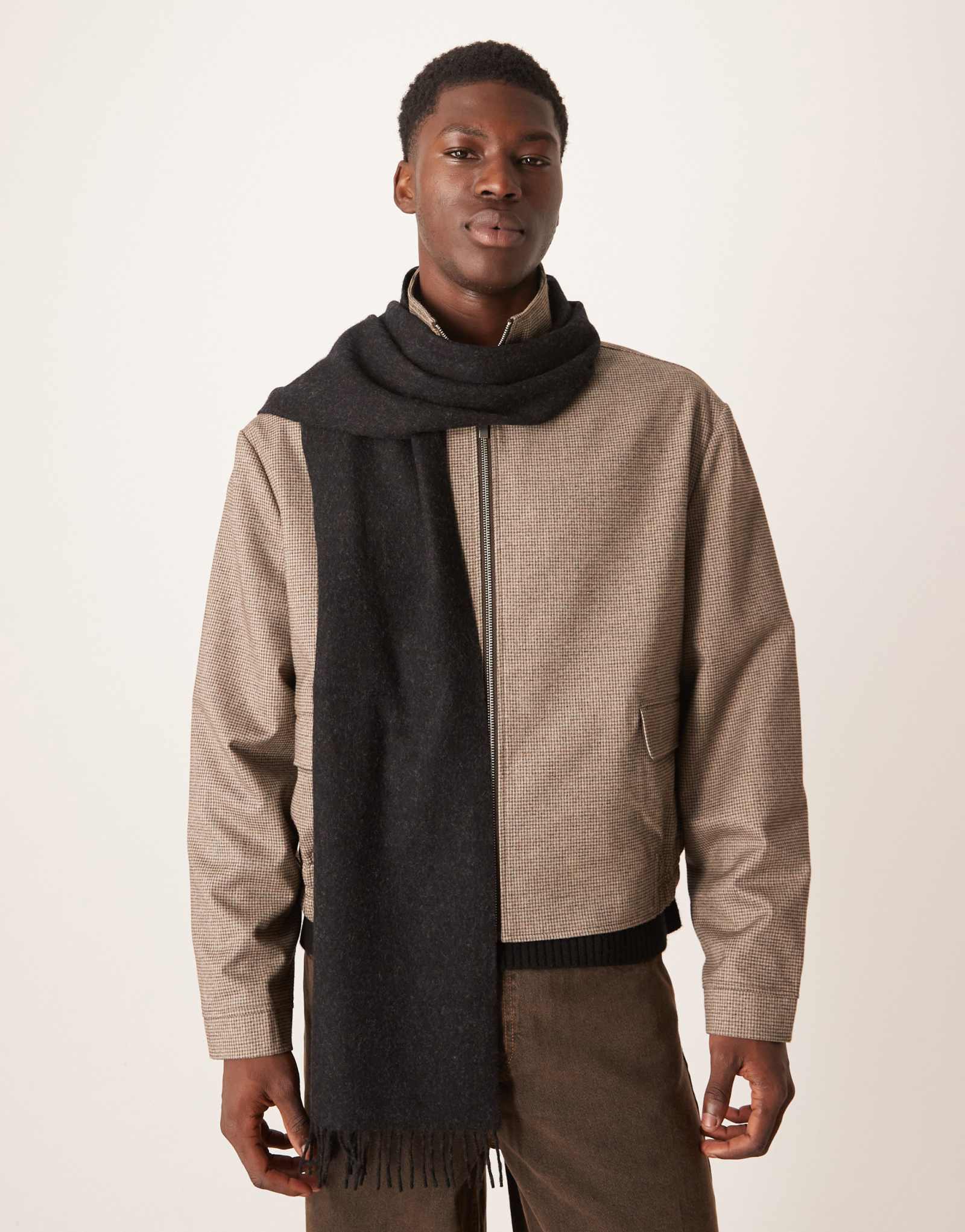 Шерстяной шарф премиум-класса ARKET с бахромой черного цвета