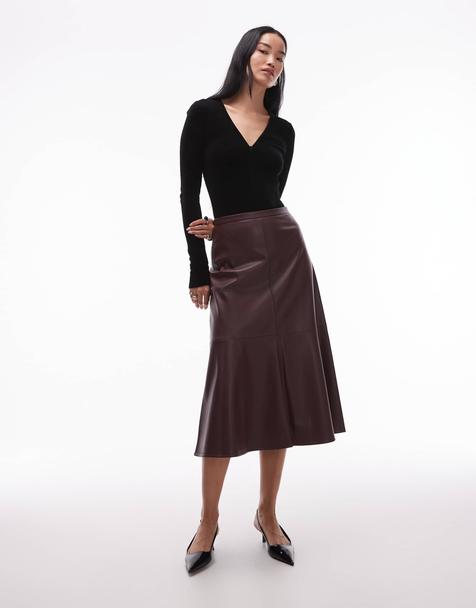 Боди из чистого бархата ARKET с глубоким v-образным вырезом и длинными рукавами черного цвета