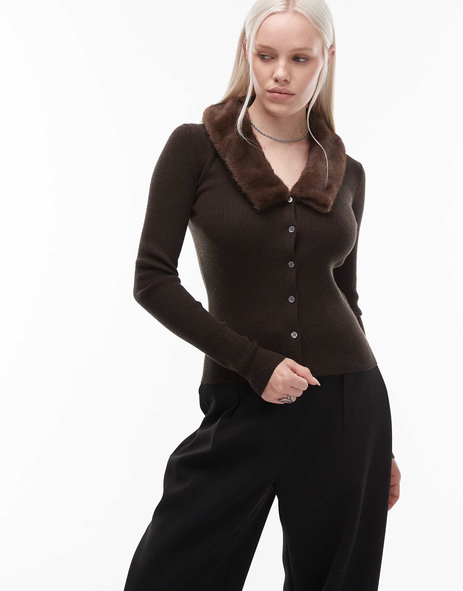 Кардиган из чистой шерсти ARKET с манжетами и воротником из искусственного меха темно-коричневого цвета