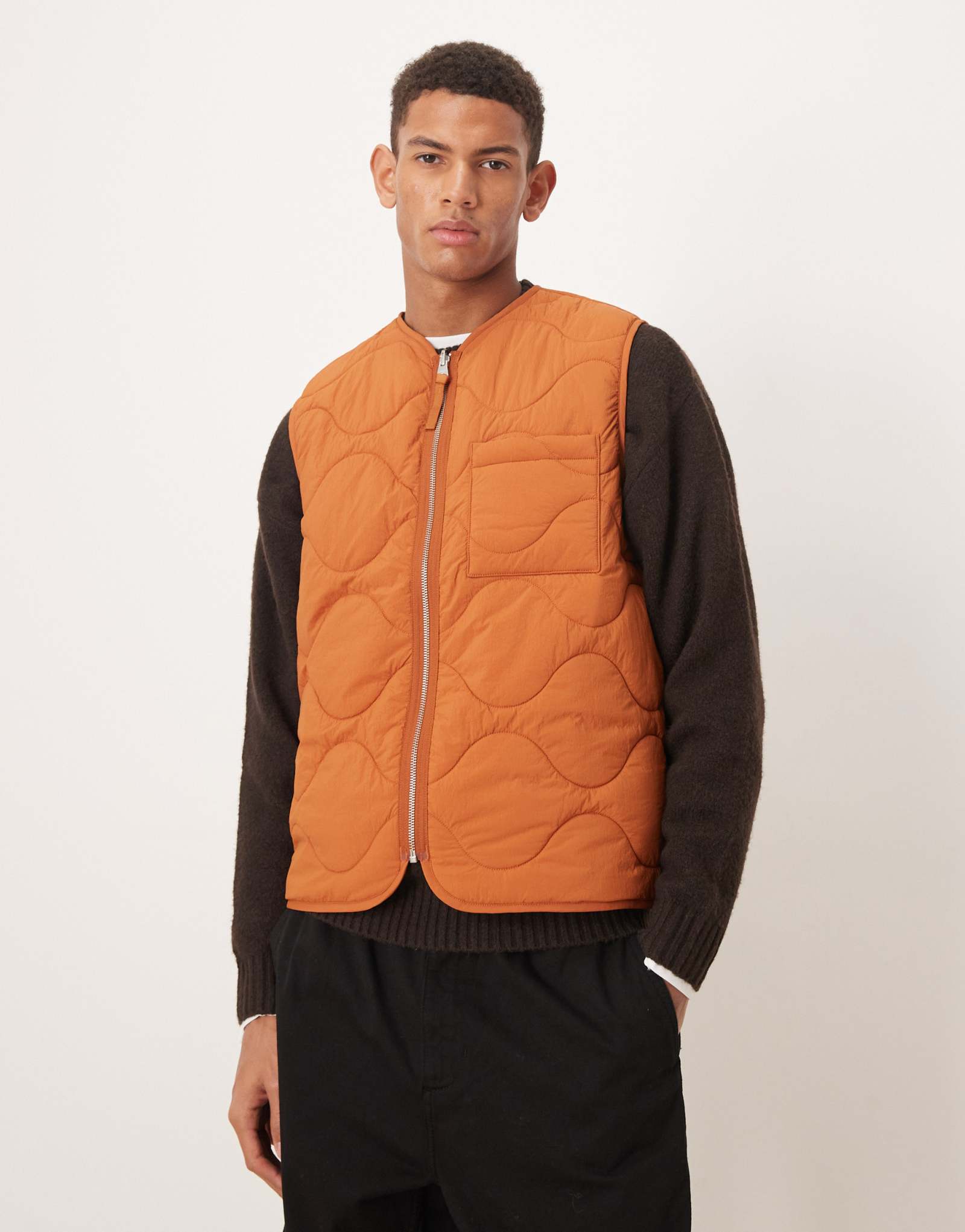 Стеганый жилет ARKET с застежкой-молнией спереди оранжевого цвета