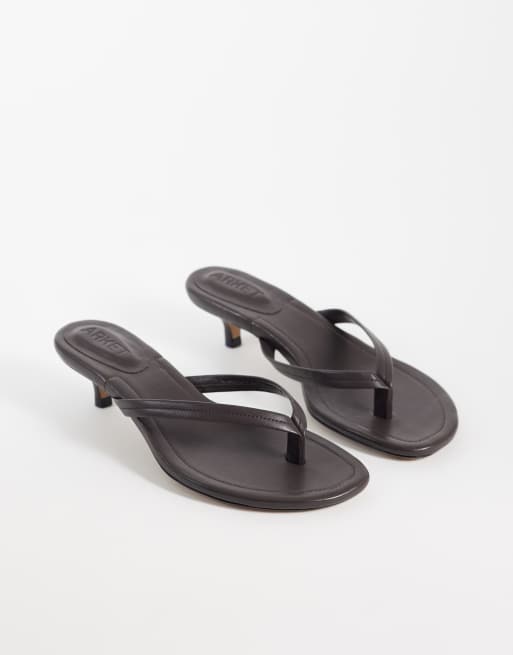 ARKET - Sandalias de dedo marrón oscuro de tacón bajo de cuero premium, 2 de 4