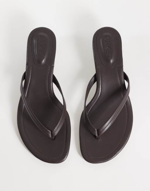 ARKET - Sandalias de dedo marrón oscuro de tacón bajo de cuero premium, 3 de 4