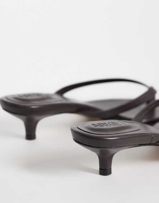 ARKET - Sandalias de dedo marrón oscuro de tacón bajo de cuero premium, 4 de 4