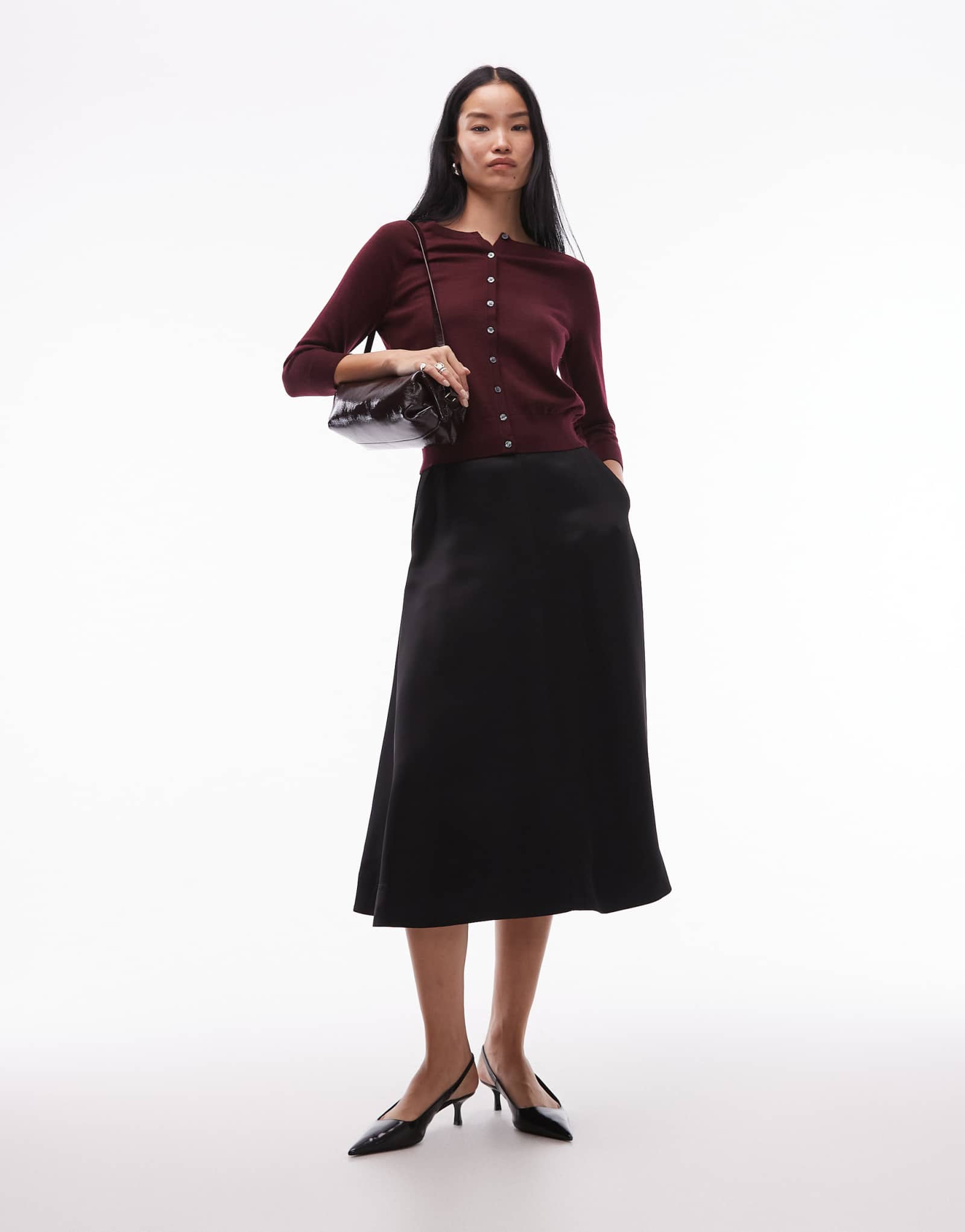 Атласная плиссированная юбка макси а-силуэта из плотного атласа ARKET черного цвета