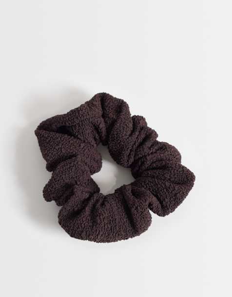 ARKET – Scrunchie-Haargummi in Dunkelbraun mit Knitterstruktur - view 1