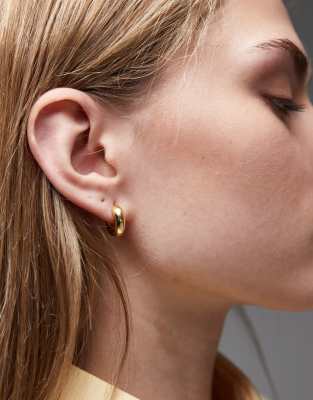 ARKET small chunky huggie hoop earrings in gold plated brass 5390₽