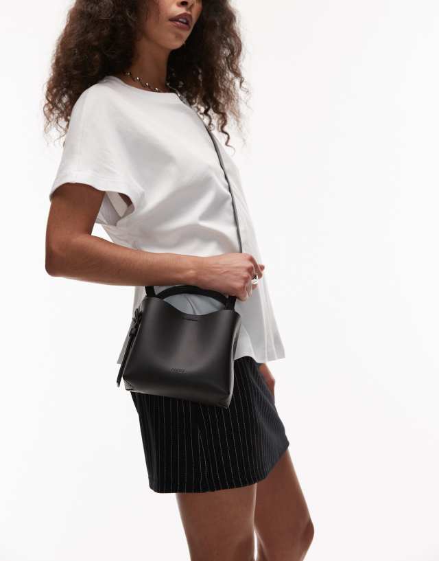 ARKET アーケット 2WAY レザークロスボディBAG ショルダー付き ARKET small leather cross-body tote bag with side buckle detail in