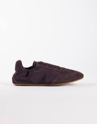 ARKET - Sneaker aus Wildleder in Schokobraun-Brown