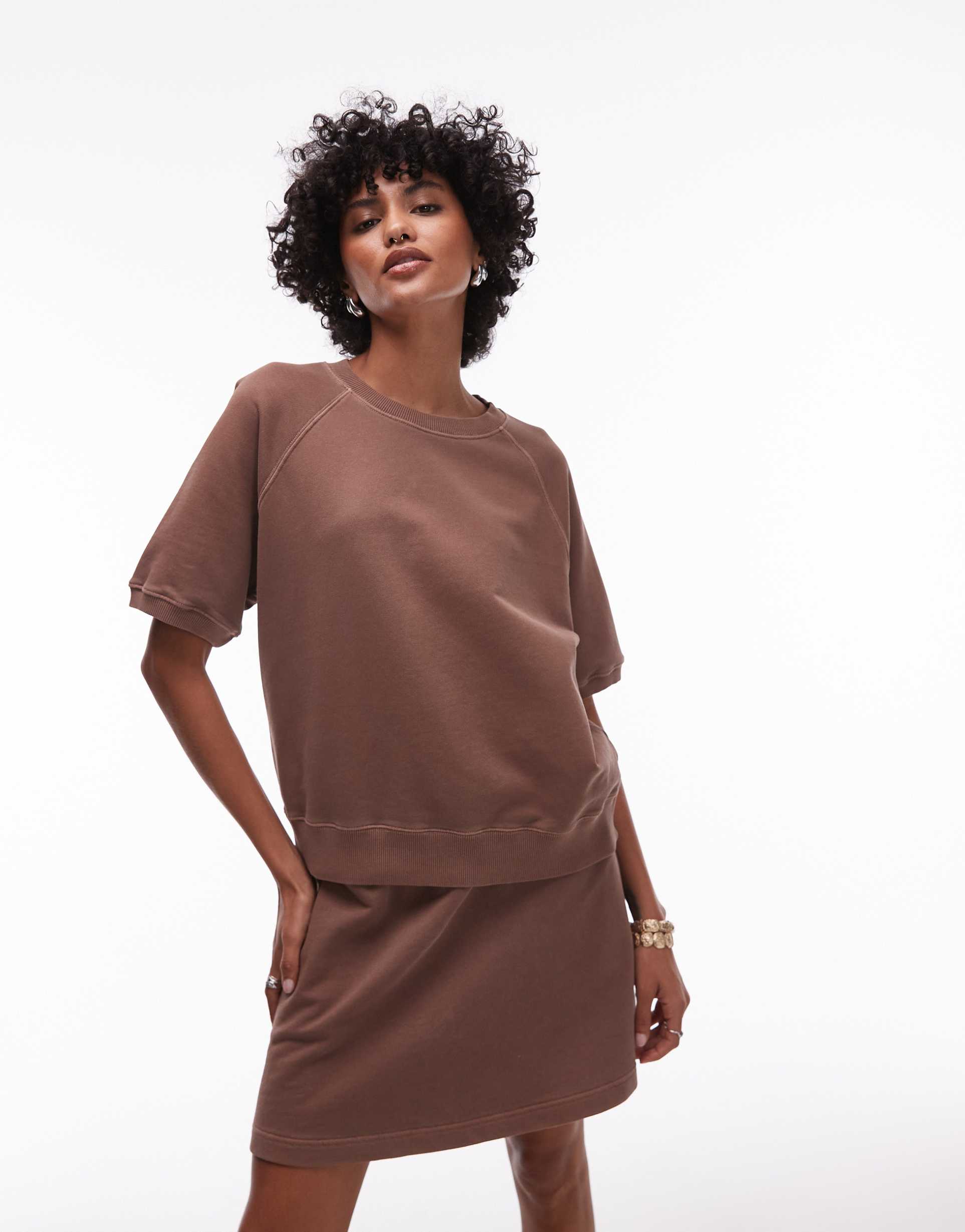 arket soft terry sweatshirt with short sleeves in washed brown