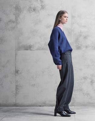 ARKET - Straight-Fit-Hose in Grau mit hohem Wollanteil und Knopfverschluss am Knöchel