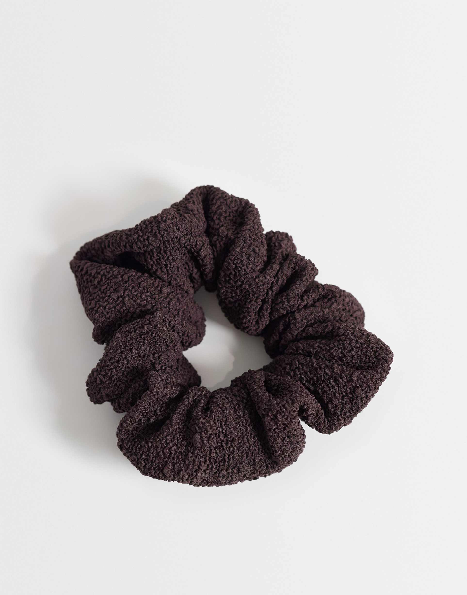 arket structure crinkle scrunchie in dark brown
