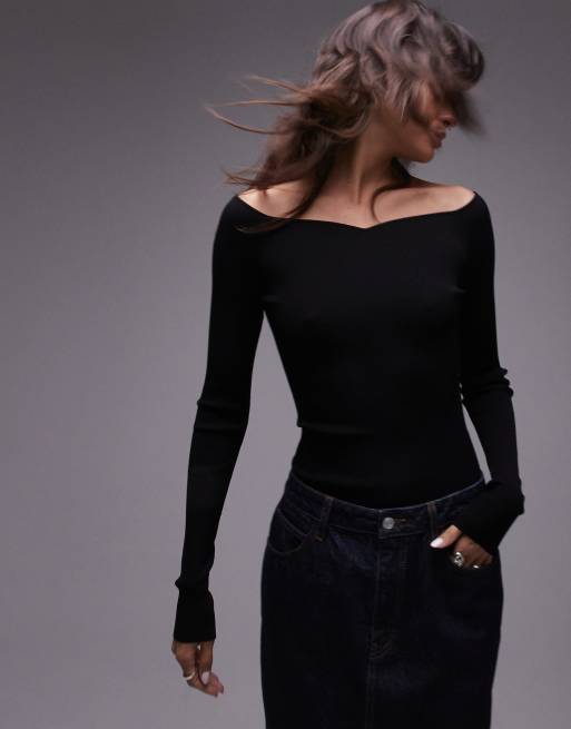 ARKET – Svart, tätstickad off shoulder-topp i åtsmitande design med hjärtformad halsringning