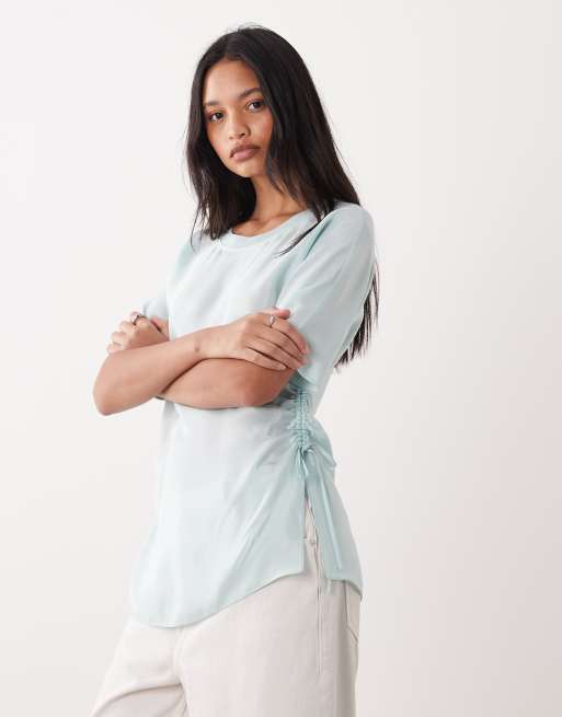 ARKET - T-shirt taglio lungo in raso verde menta con vita arricciata