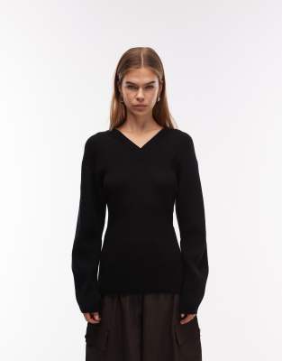 ARKET - Taillierter Pullover in Schwarz mit hohem Wollanteil und V-Ausschnitt