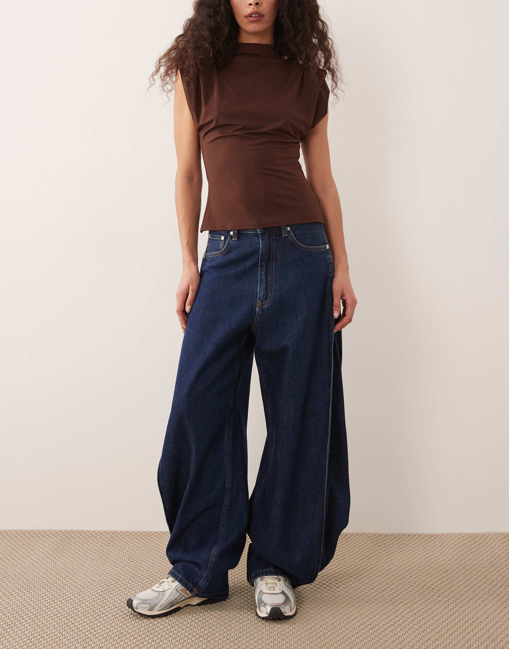 arket tiki barrel leg jeans in darkwash blue