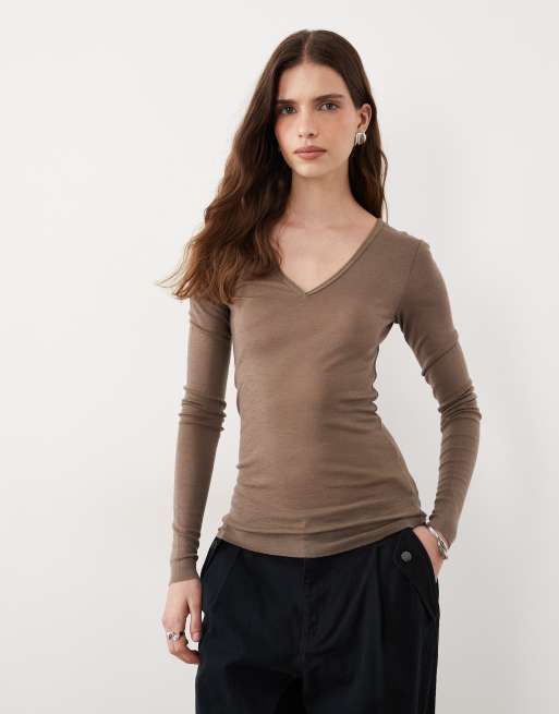 ARKET top de lana acanalado de manga larga con cuello de pico en topo, 2 de 4