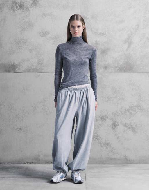 ARKET - Top in maglia semitrasparente di lana merino grigio con collo alto, 2 di 4