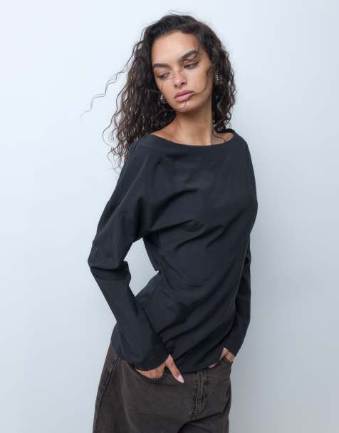 ARKET top met getailleerde taille, blote schouder en lange mouwen in zwart - view 1