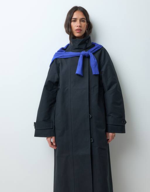 ARKET trench corto de algodón encerado con cuello alto y detalle de cuello interior de cordón en negro, 4 de 4