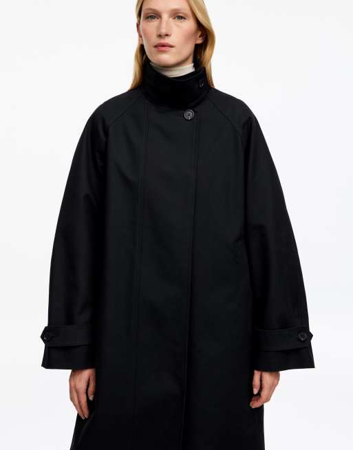 ARKET trench long en coton ciré à col montant avec détail de col intérieur en velours côtelé noir, 2 de 4