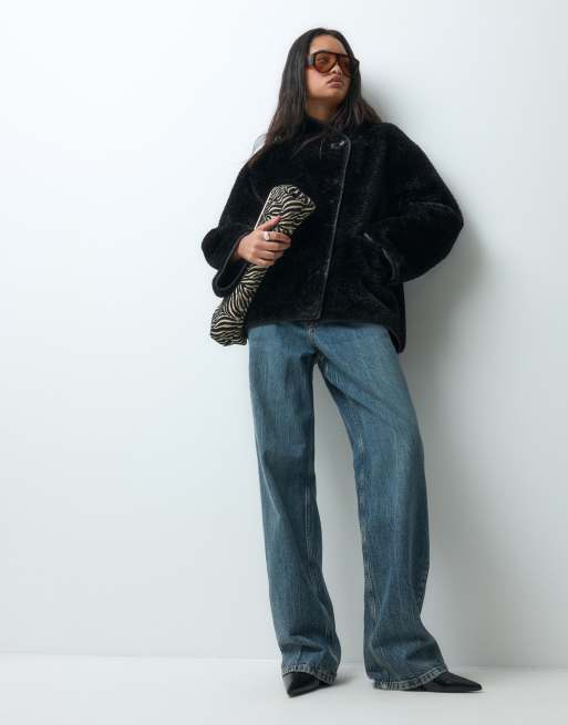 ARKET veste oversize effet peau lainée à col cheminée avec bordures contrastantes en noir, 4 de 5