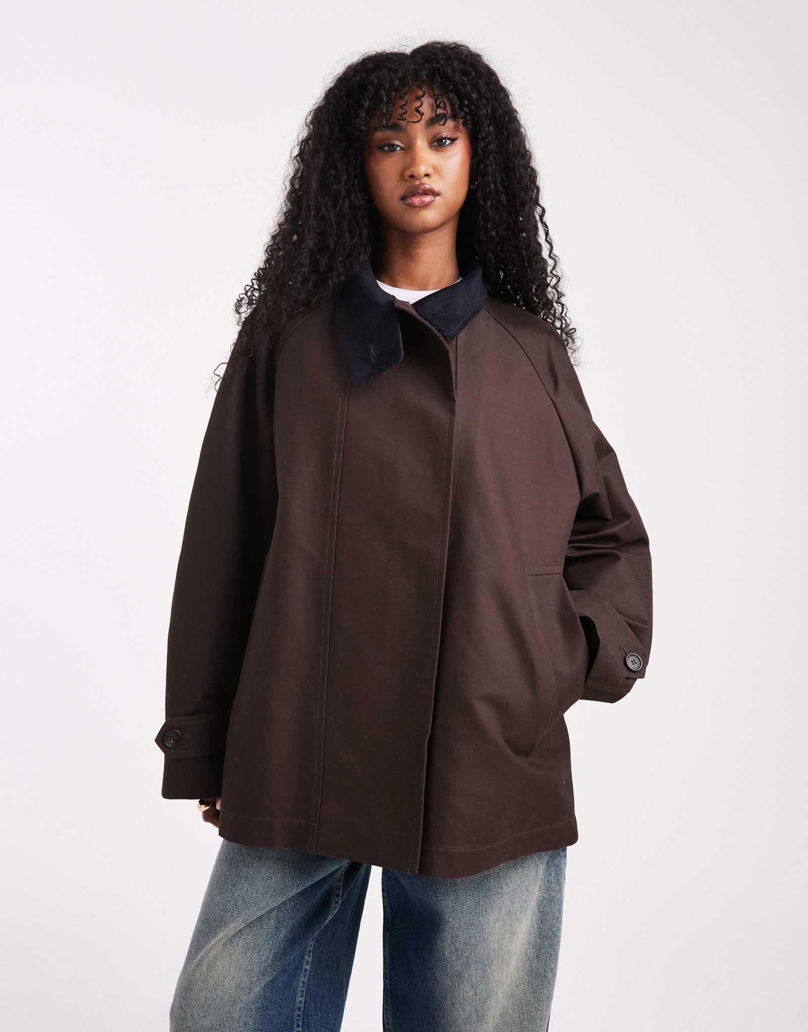 Тренч из вощеного хлопка ARKET темно-коричневого цвета