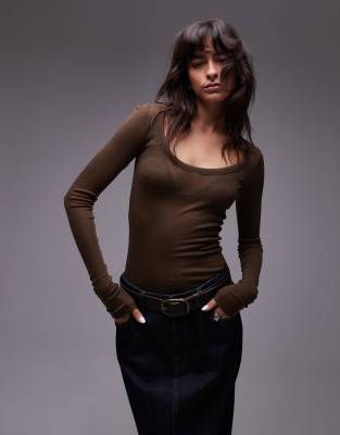 wool fitted top with long sleeves and scoop neck in dark brown