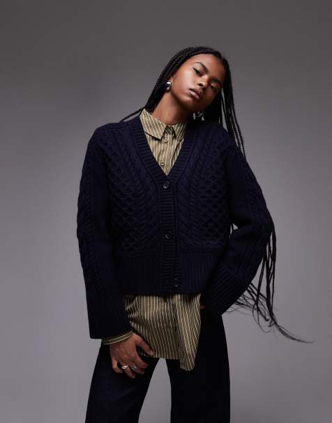 ARKET – Zopfstrickjacke in Marineblau mit V-Ausschnitt vorne und Knopfleiste - view 1