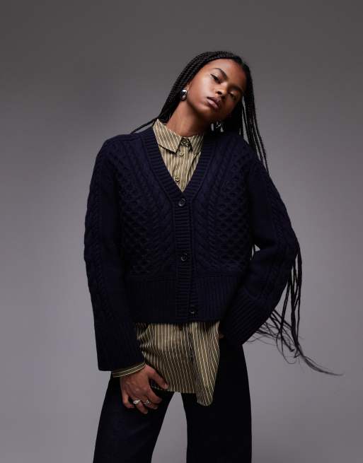 ARKET – Zopfstrickjacke in Marineblau mit V-Ausschnitt vorne und Knopfleiste