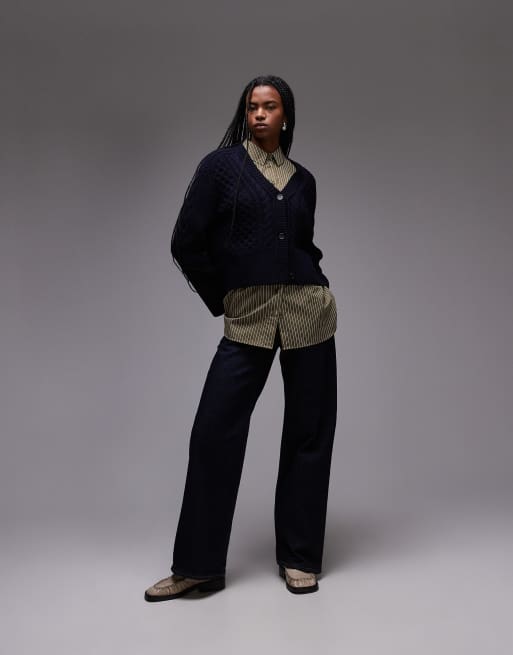 ARKET – Zopfstrickjacke in Marineblau mit V-Ausschnitt vorne und Knopfleiste, 2 von 4