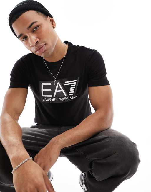 Armani – Czarny T-shirt z dużym logo EA7 na piersi