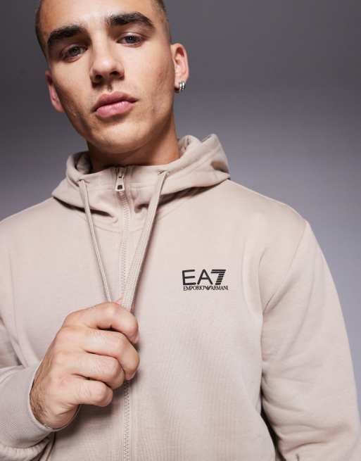 Armani – EA7 – Beigt set med mjukisbyxor och huvtröja med dragkedja och logga, 4 av 4