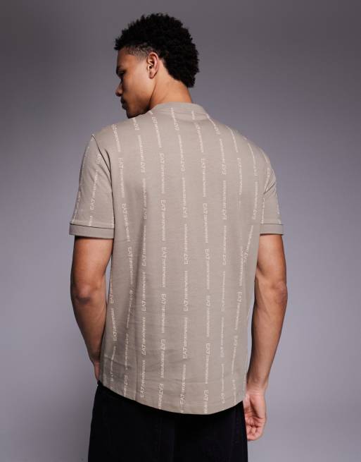 Armani – EA7 – Beżowy T-shirt ze wzorem z logo z monogramem na całej powierzchni, 3 z 5