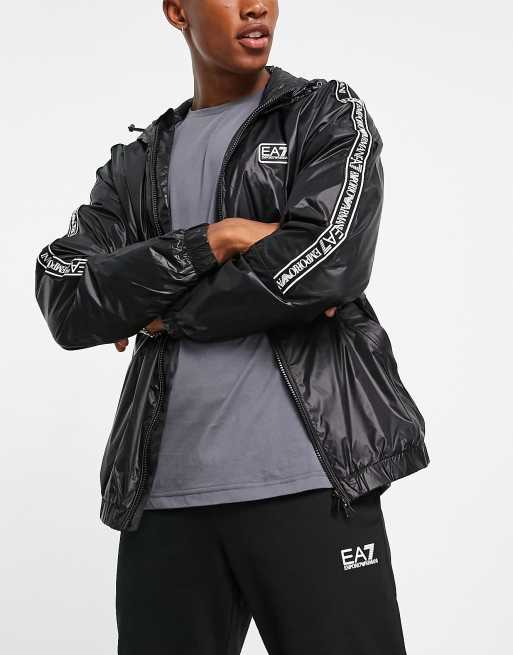 Armani – EA7 – Bomberjacke in Schwarz mit Reißverschluss und Zierstreifen am Arm