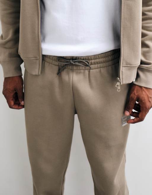 Armani EA7 conjunto de chándal de entrenamiento en beige, 4 de 5