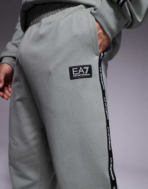 Armani - EA7 - Joggers verde salvia con polsino sul fondo e nastro con logo in coordinato, 3 di 5