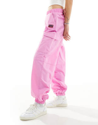 Armani - EA7 - Locker geschnittene Cargo-Jogginghose aus rosa Nylon mit Logo